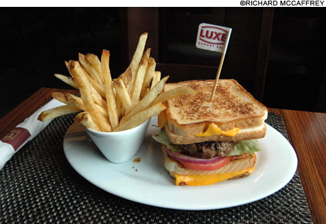 FOOD0410_LuxeBurger_main